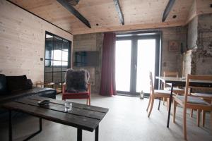 ein Wohnzimmer mit Sofa und Tisch in der Unterkunft Unique Cottage in Tórshavn in Tórshavn