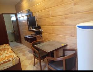 Studio في شرم الشيخ: غرفة صغيرة مع طاولة صغيرة وتلفزيون