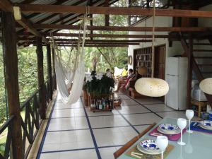 comedor con mesa y vistas a una casa en ENCANTADORA CABAÑA FRENTE A REPRESA HIDRO PRADO, en Prado