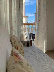 1 dormitorio con 1 cama y vistas a un balcón en Apartamentos La Proa, en Torremolinos