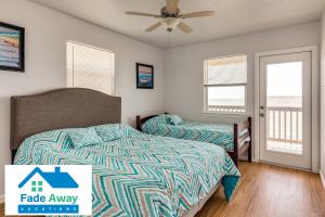 Ένα ή περισσότερα κρεβάτια σε δωμάτιο στο See the Sea - Beachfront