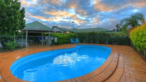 聖喬治的住宿－加卡拉達鄉村汽車旅館，砖砌庭院里的一个大型蓝色游泳池