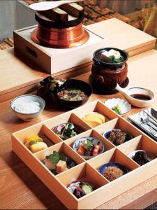 una caja de sushi y otros platos en una mesa en Small Luxury Ryugin, en Kioto