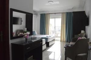 een hotelkamer met een woonkamer met een grote spiegel bij Nile View Inn in Caïro