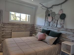 um quarto com uma cama grande e uma janela em Alagoas4Family - Country House em Arouca