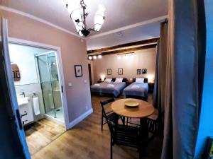 Łóżko lub łóżka w pokoju w obiekcie Drzewna Apartamenty - Kupiecka 5