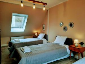 Łóżko lub łóżka w pokoju w obiekcie Drzewna Apartamenty - Kupiecka 5