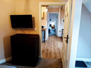 przedpokój z telewizorem z płaskim ekranem na ścianie w obiekcie Drzewna Apartamenty - Kupiecka 5 w Zielonej Górze