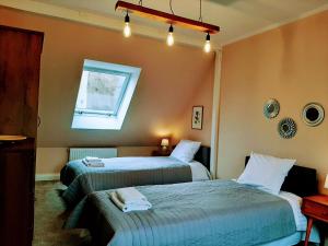 Łóżko lub łóżka w pokoju w obiekcie Drzewna Apartamenty - Kupiecka 5