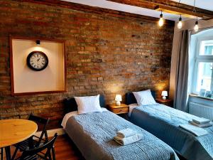 Łóżko lub łóżka w pokoju w obiekcie Drzewna Apartamenty - Kupiecka 5