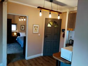Łóżko lub łóżka w pokoju w obiekcie Drzewna Apartamenty - Kupiecka 5