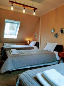 Łóżko lub łóżka w pokoju w obiekcie Drzewna Apartamenty - Kupiecka 5