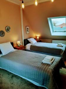 Łóżko lub łóżka w pokoju w obiekcie Drzewna Apartamenty - Kupiecka 5