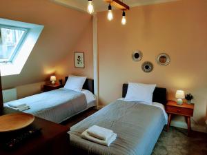 Łóżko lub łóżka w pokoju w obiekcie Drzewna Apartamenty - Kupiecka 5