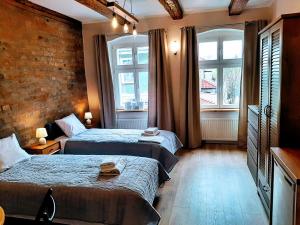 pokój hotelowy z 2 łóżkami i 2 oknami w obiekcie Drzewna Apartamenty - Kupiecka 5 w Zielonej Górze