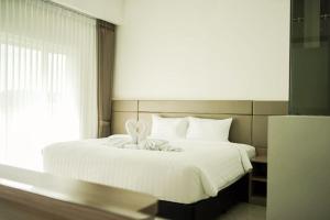 um quarto com uma cama com um coelho recheado em Grand Samota Hotel em Sumbawa Besar