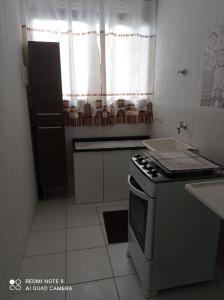 a small kitchen with a stove and a sink at Aluguel Agua Marinha in Campos dos Goytacazes