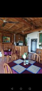 Kuchyň nebo kuchyňský kout v ubytování La Ceiba Tree Lodge