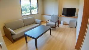 A television and/or entertainment centre at FUTO HOUSE -Ippon no Enpitsu-