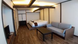 A television and/or entertainment centre at FUTO HOUSE -Ippon no Enpitsu-
