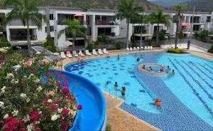 una piscina en un hotel con gente dentro en Apartasol Santafe de Antioquia, en Santa Fe de Antioquia