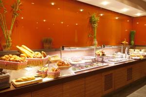 ein Buffet mit vielen verschiedenen Speisen in der Unterkunft Holiday Inn Almaty, an IHG Hotel in Almaty