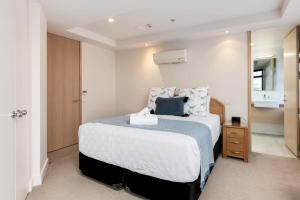 Postel nebo postele na pokoji v ubytování Superb Elevated Views of Harbour with Heated Pool, Gym & Parking