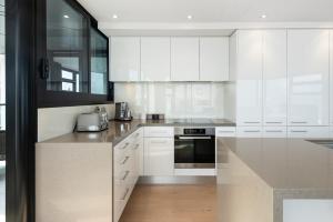 Kuchyň nebo kuchyňský kout v ubytování Superb Elevated Views of Harbour with Heated Pool, Gym & Parking