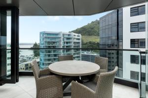 En balkong eller terrass på Superb Elevated Views of Harbour with Heated Pool, Gym & Parking