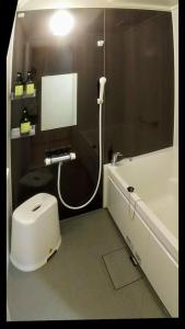 A bathroom at FUTO HOUSE -Ippon no Enpitsu-