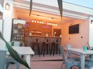 Lounge o bar area sa Villa Otivar