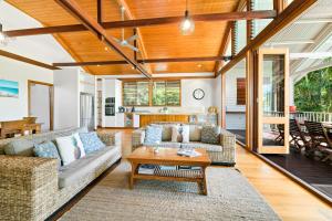 Ruang duduk di Serenity - Mudjimba - Pet Friendly Holiday Home