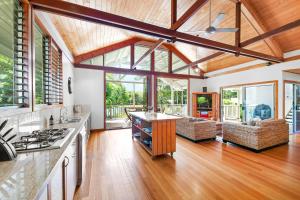 Ruang duduk di Serenity - Mudjimba - Pet Friendly Holiday Home
