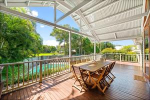 d'une terrasse avec une table et des chaises. dans l'établissement Serenity - Mudjimba - Pet Friendly Holiday Home, à Mudjimba