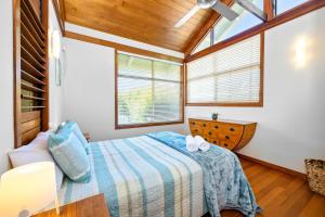 Katil atau katil-katil dalam bilik di Serenity - Mudjimba - Pet Friendly Holiday Home