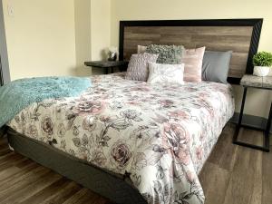 - une chambre dotée d'un grand lit avec un couvre-lit floral dans l'établissement The Aquarium Chateau- 9BR, 4Bath, Close to Niagara Falls, à Niagara Falls