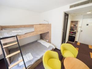 Un ou plusieurs lits dans un hébergement de l'établissement Hotel Shin Osaka
