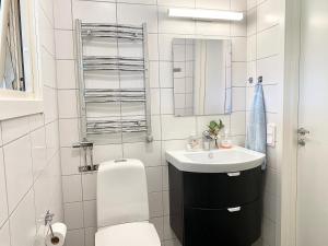 Ett badrum på Sörbygården Bed & Breakfast