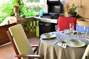 una mesa con copas de vino y platos en un patio en Can Sanllehí, en Castelló d'Empúries