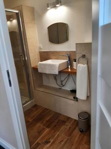 łazienka z umywalką i lustrem w obiekcie Drzewna Apartamenty - Kupiecka 5 w Zielonej Górze