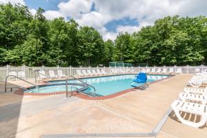 uma piscina com cadeiras e um escorrega em Spring Gulch Lakefront Park Model 5 em Mount Airy