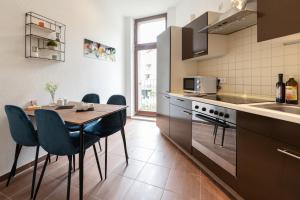 une cuisine avec une table en bois et une salle à manger dans l'établissement Ko-Living - Apartment am Wasserturm - vintage & industrial, à Halle-sur-Saale