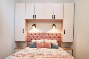 Ένα ή περισσότερα κρεβάτια σε δωμάτιο στο Apartament Palatul Stern