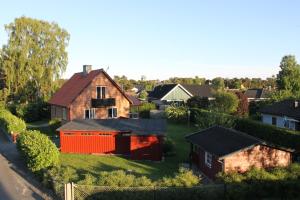 an aerial view of a home with a red house at Kärraton Stugor Centrala Åhus in Åhus