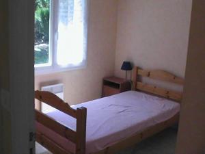 Tempat tidur dalam kamar di Maison avec jardin clos à 300 m de la grande plage de Pont-Mahé