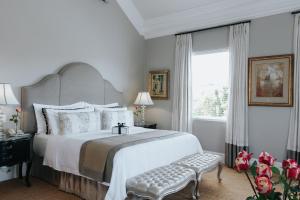 um quarto com uma cama grande e uma janela em The Light House Boutique Suites em Paarl