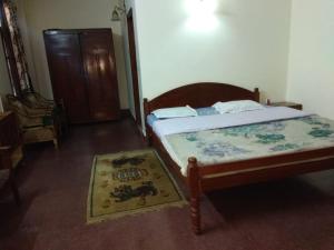a bedroom with a bed and a rug at Hilltop Lodge in Nunmāti