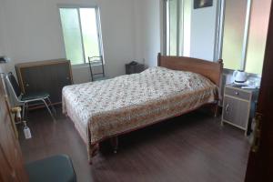 een slaapkamer met een bed met een dressoir en een stoel bij Vamoose Hilltop Lodge in Nunmāti