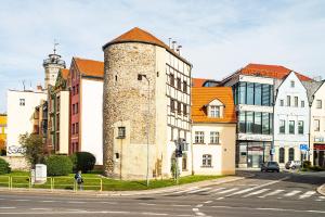 un edificio antiguo con una torre al lado de una calle en Baszta Grodzka en Jelenia Góra