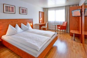 A bed or beds in a room at Aarauerhof - Self Check-in